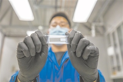 研究人员展示可生物降解的打印电路。.jpg