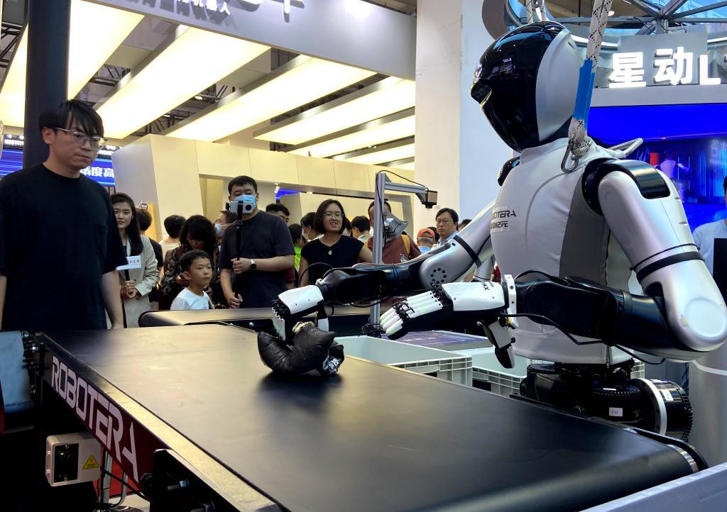 图为2025世界机器人大会上的一款机器人正在展示物品分拣能力。.jpg